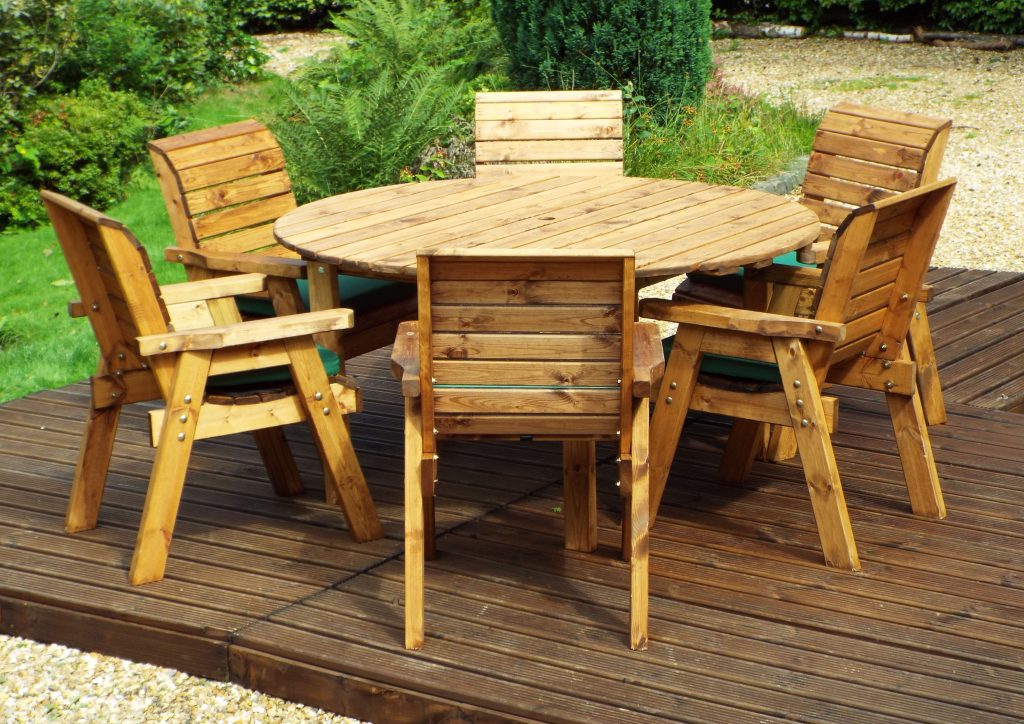 PATIO AND GARDEN 6 SEATER TABLE AND CHAIR SET